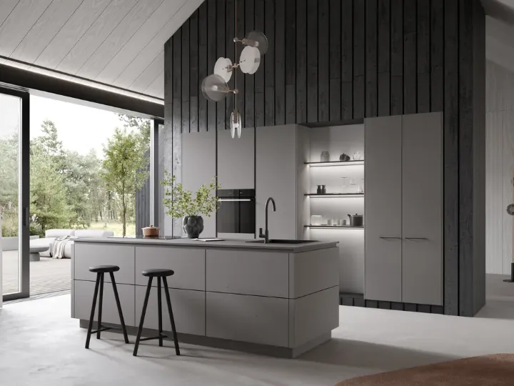 Helle Häcker-Küche in Beton-Grau und Greige mit Kochinsel und Blick in den Garten