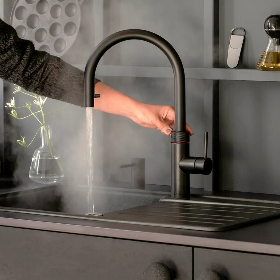Nahaufnahme des Quooker-Bedienrings mit roter Markierung — die Kindersicherung der Armatur